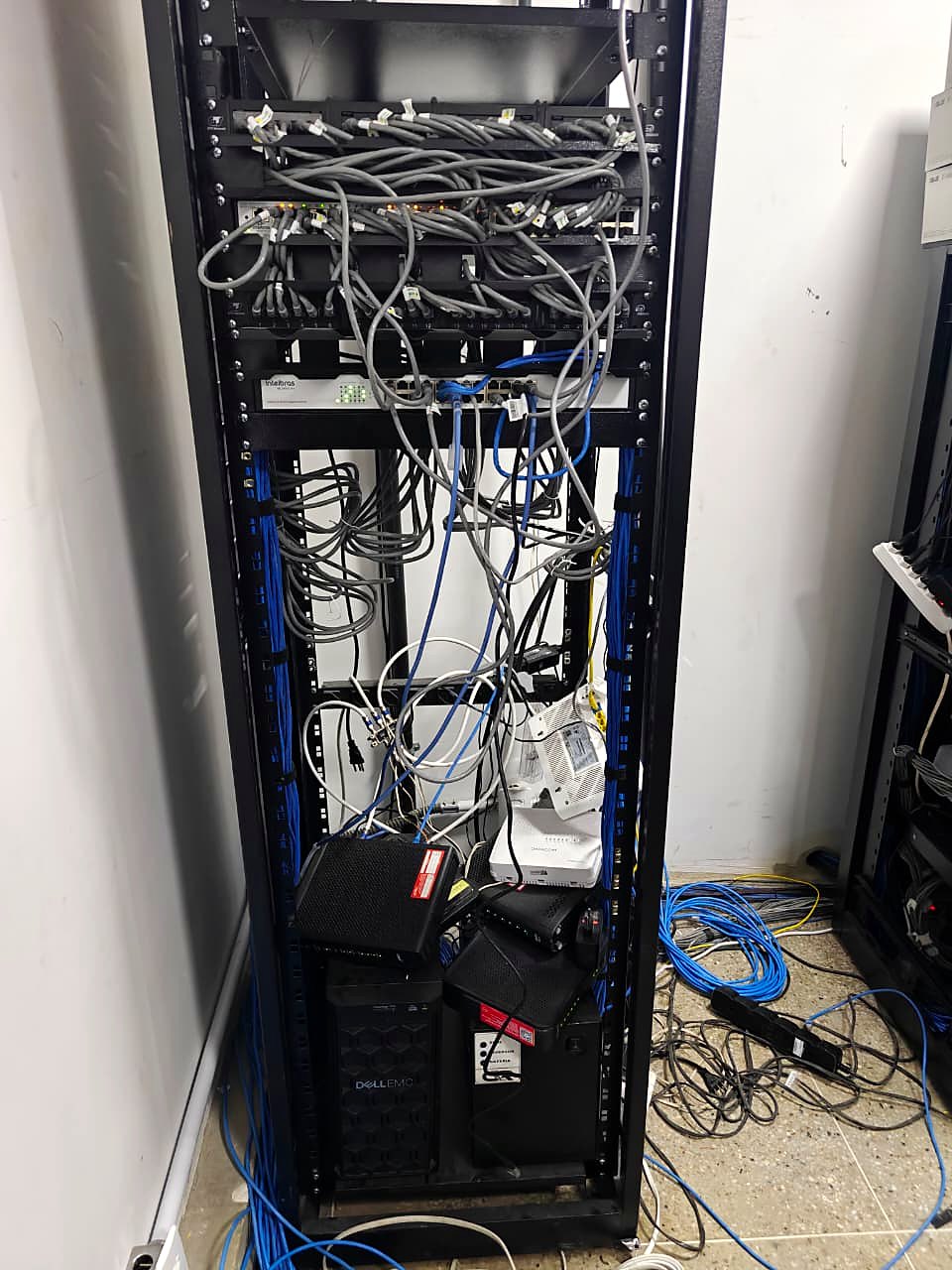 Equipamentos e cabos sem organização no rack antes do projeto
