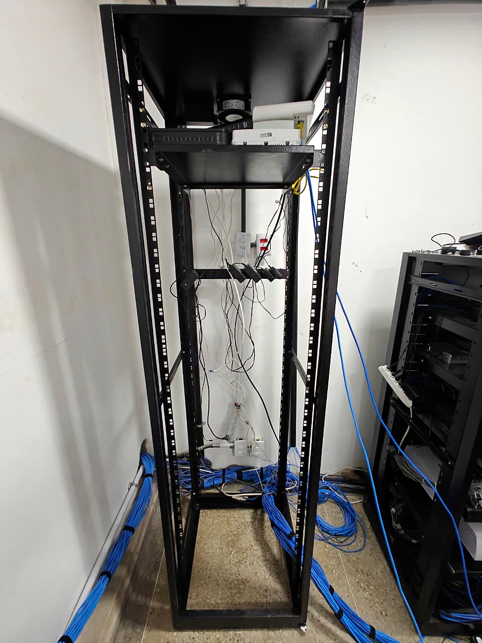 Estrutura do rack preparada para a nova montagem