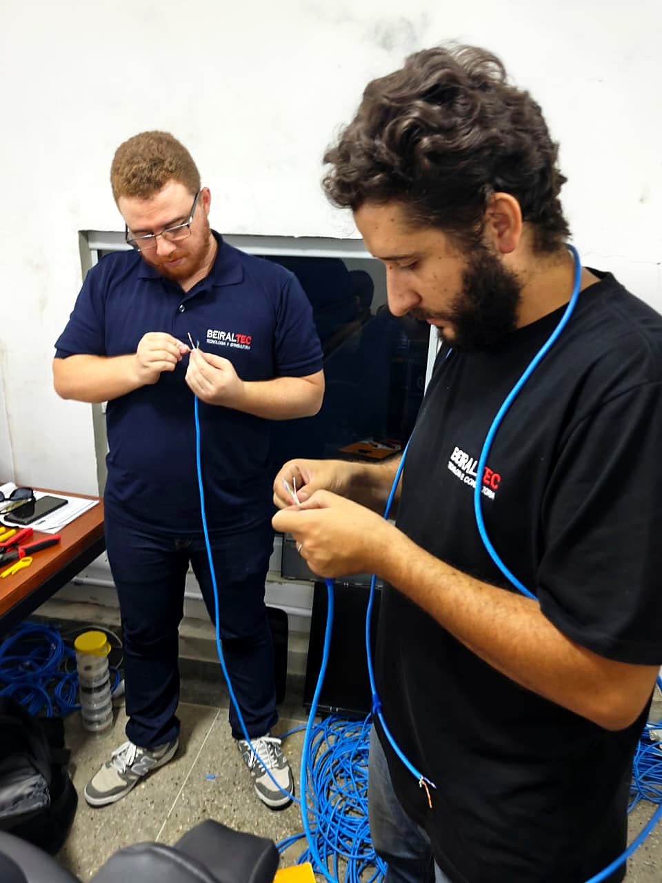 Equipe da Beiraltec preparando os cabos de rede