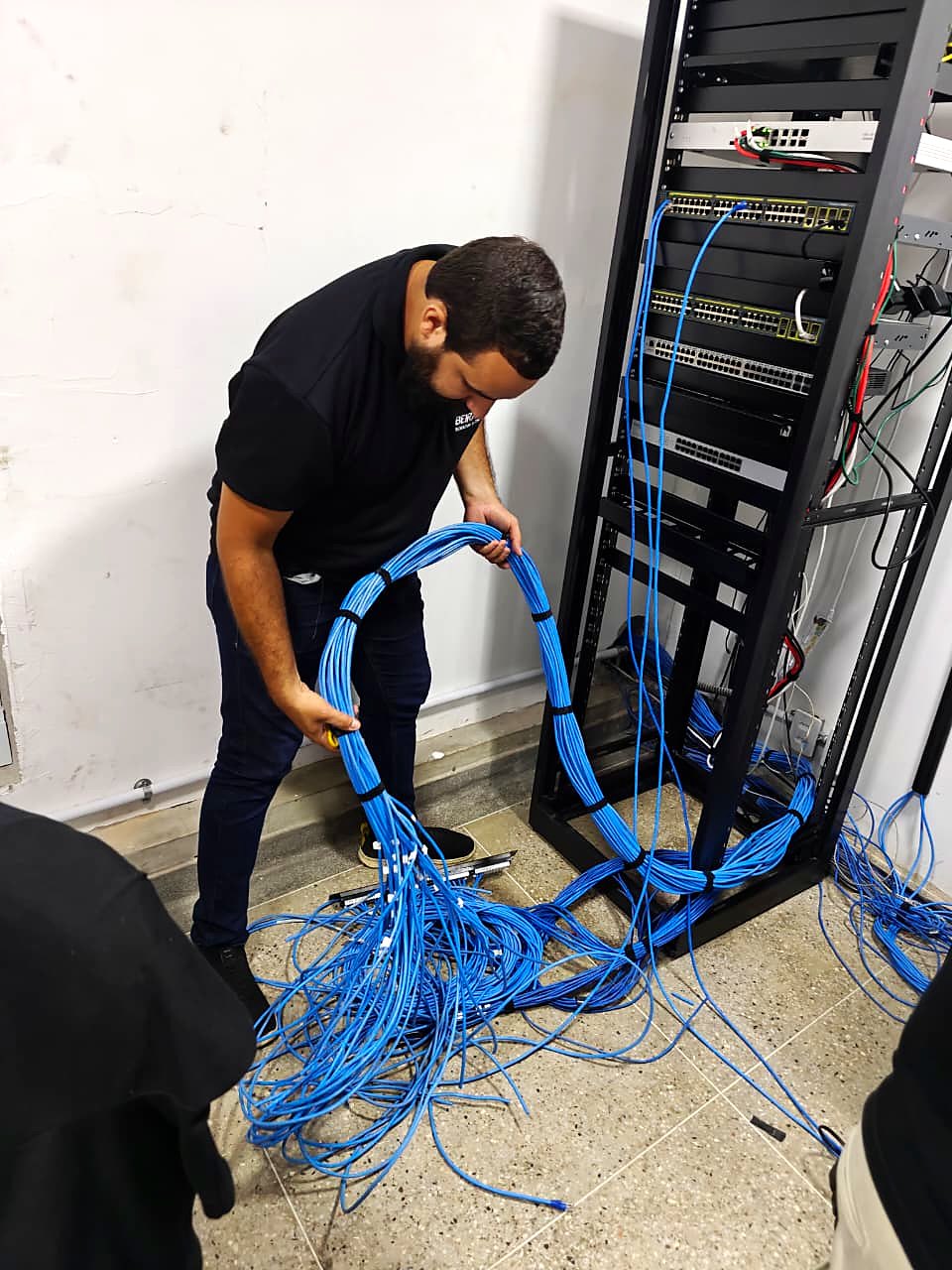 Organização do feixe de cabos de rede antes da conexão ao rack