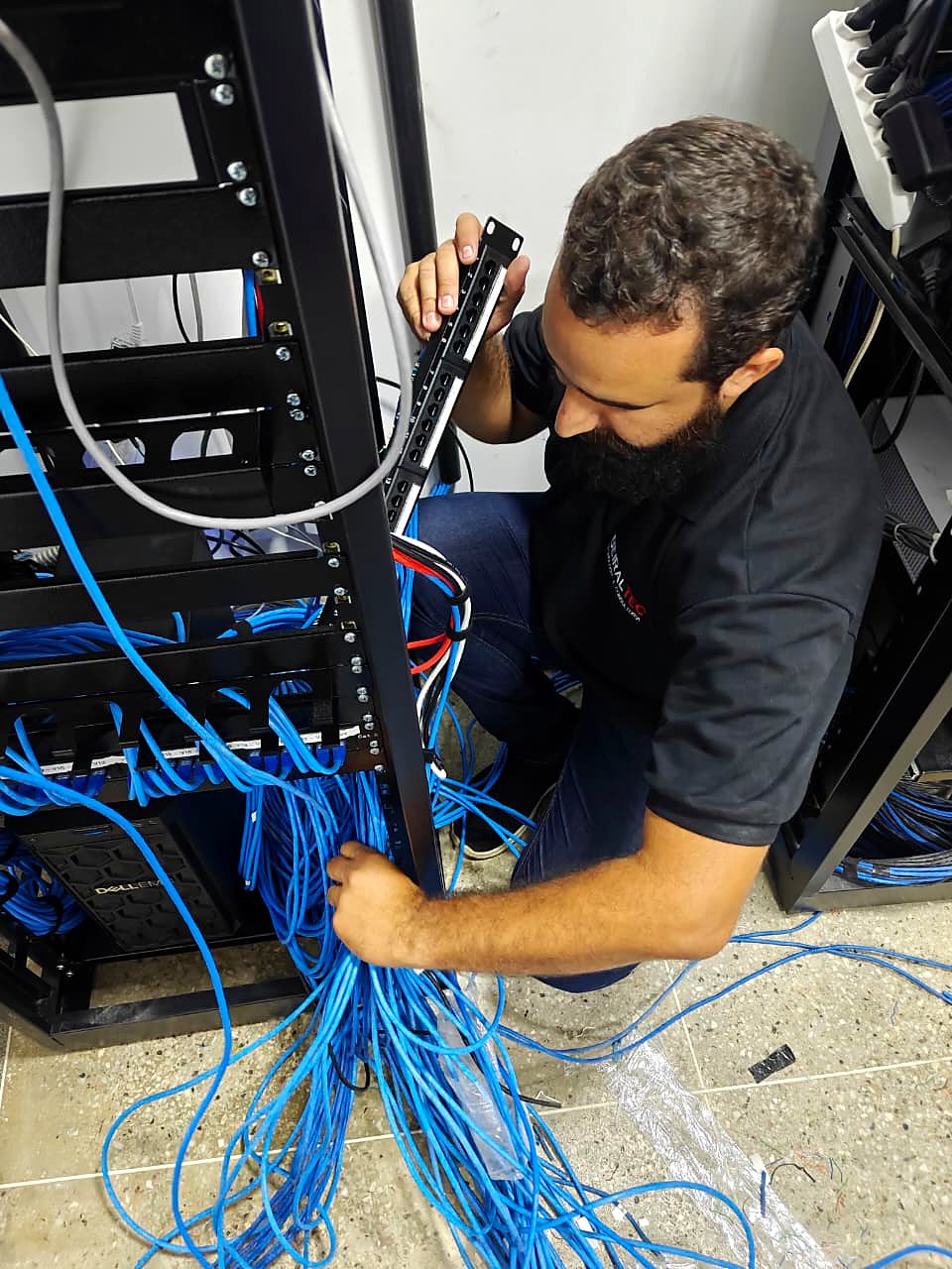 Instalação do patch panel no rack com o cabeamento estruturado