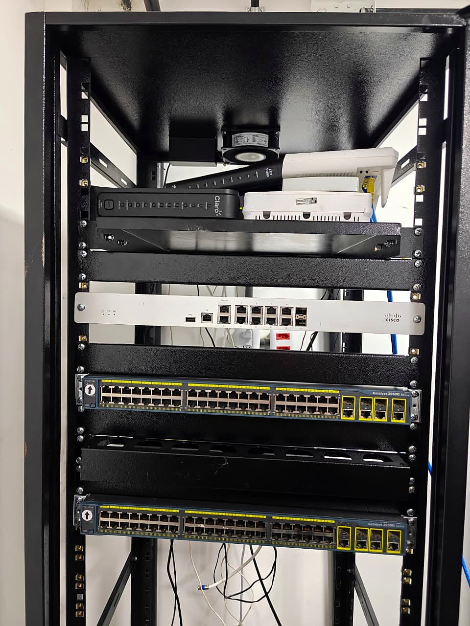 Firewall e switches gerenciáveis instalados no rack