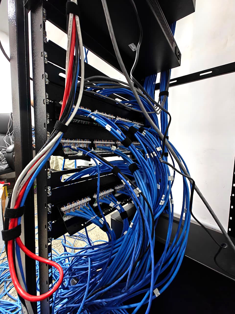 Cabeamento traseiro organizado e preso com velcro nos patch panels