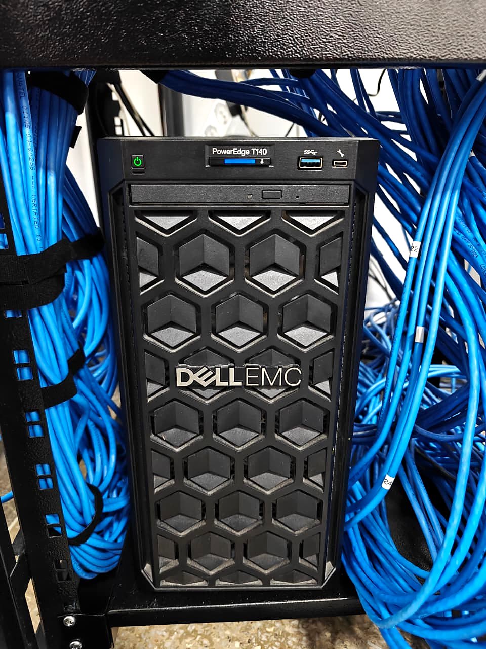 Servidor Dell PowerEdge instalado no rack