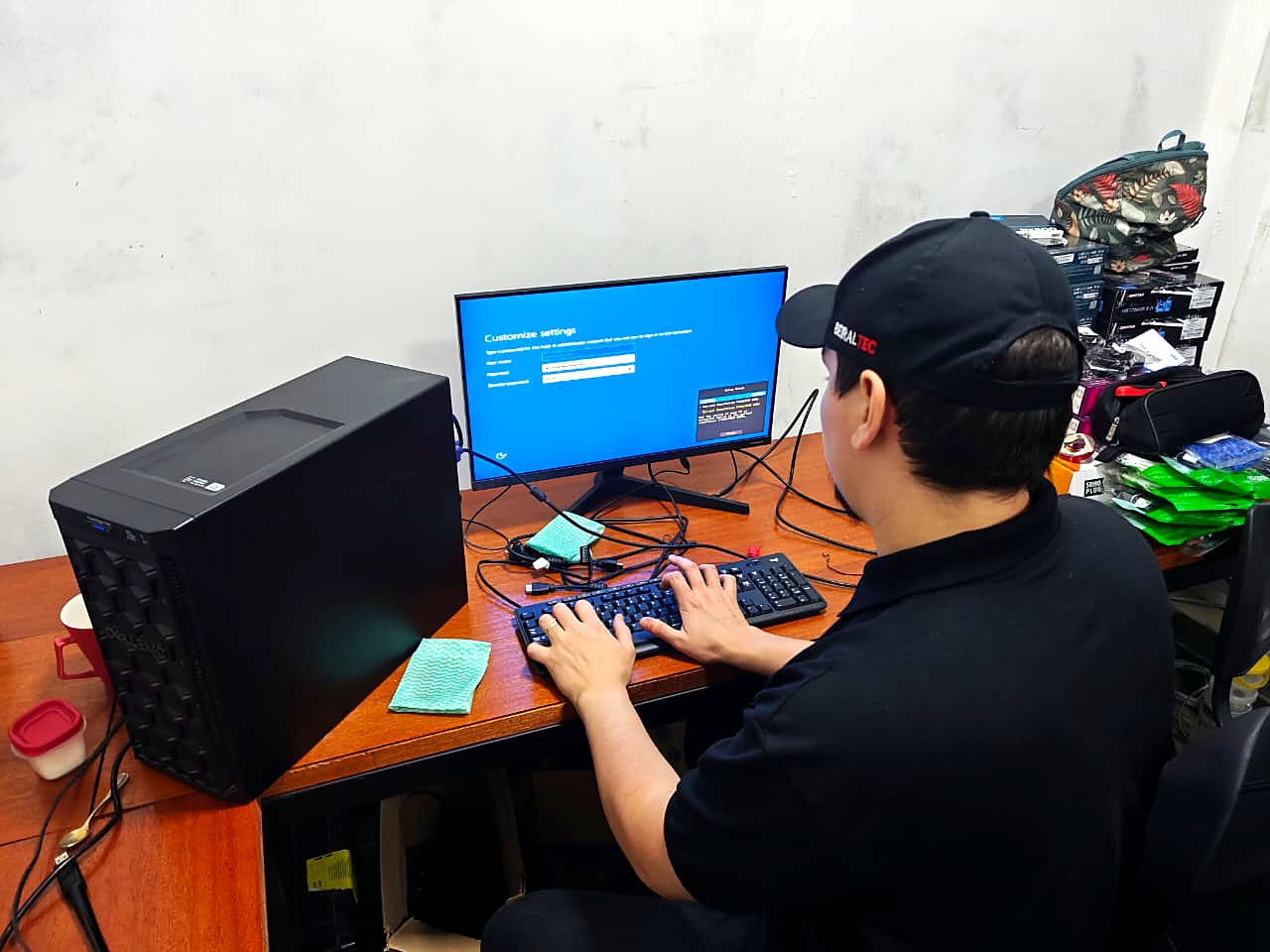Técnico realizando a configuração inicial do Windows Server