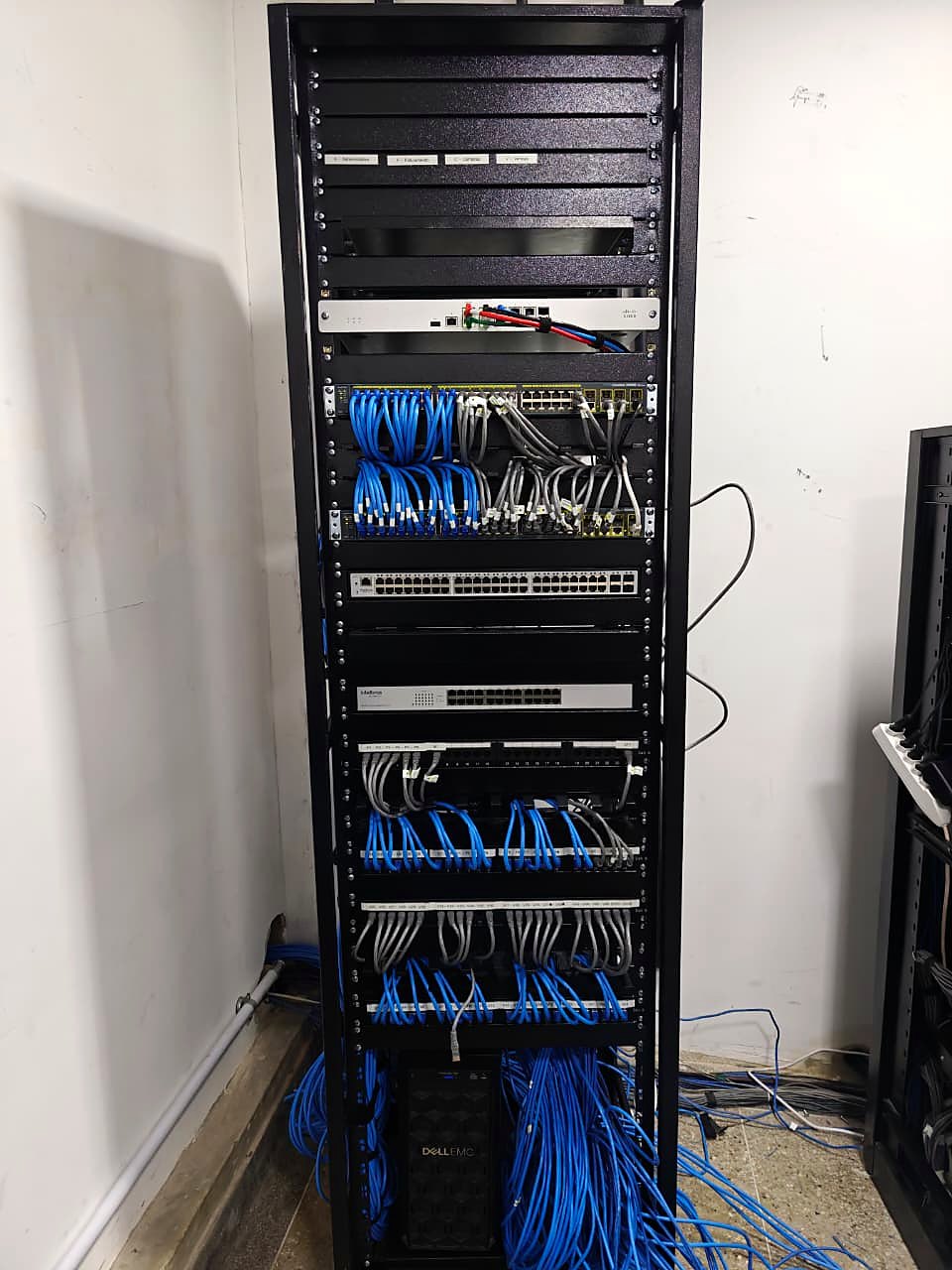Vista frontal do rack finalizado com patch cords organizados