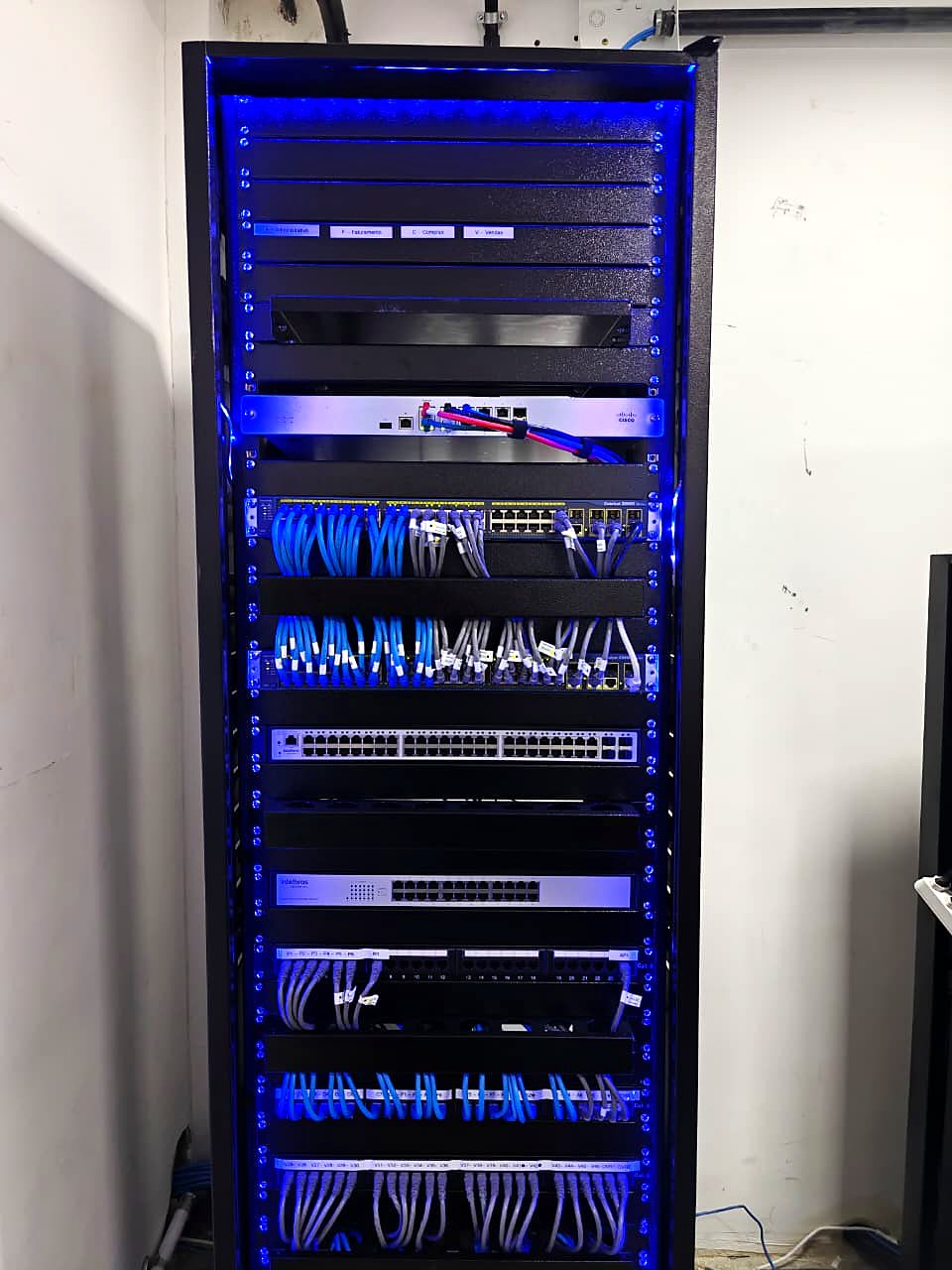 Rack finalizado com iluminação LED azul na Contecom Distribuidora