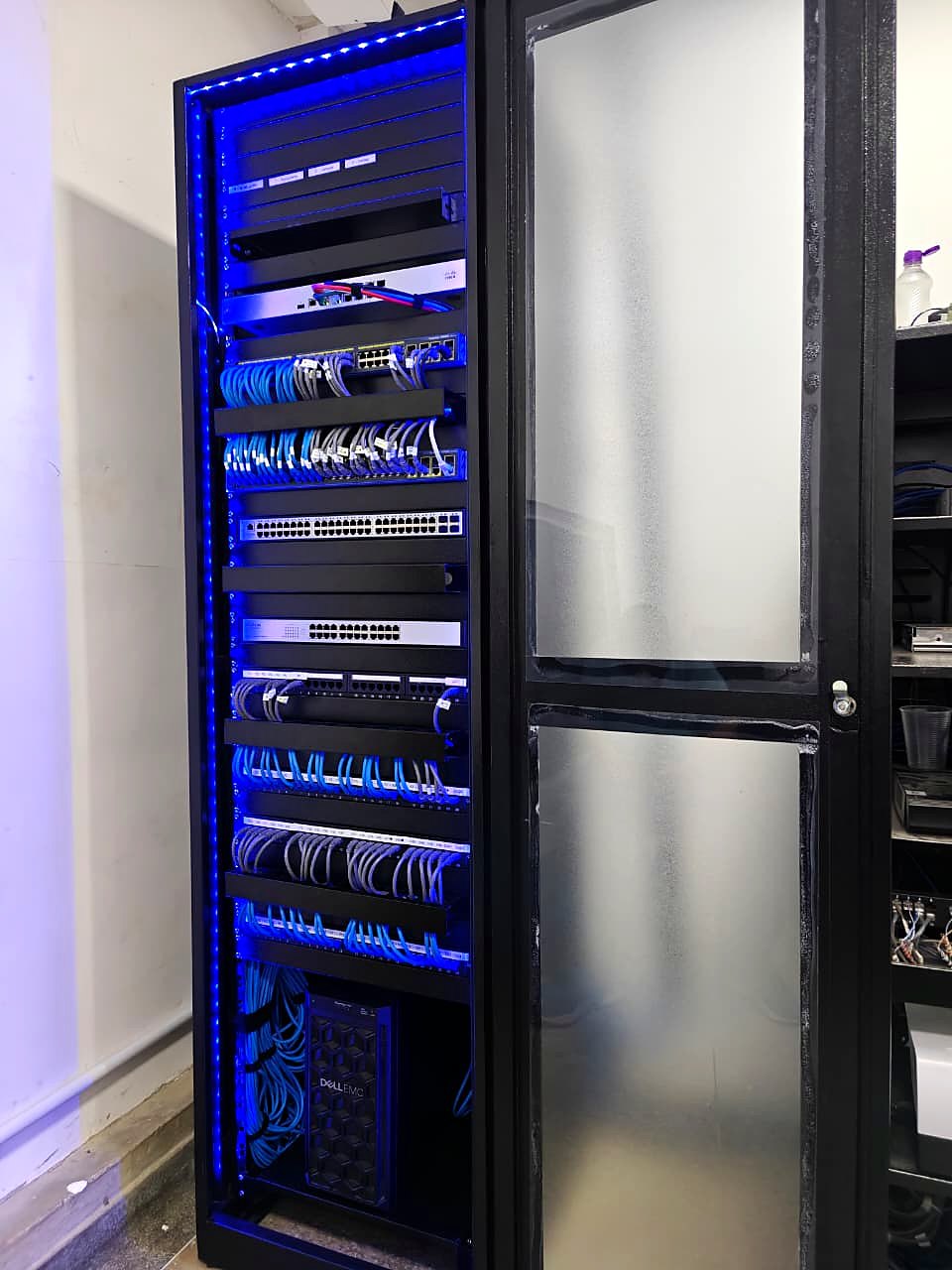 Rack com a porta aberta e iluminação LED azul interna