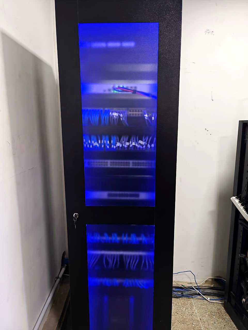 Rack fechado com porta de vidro e iluminação LED azul interna