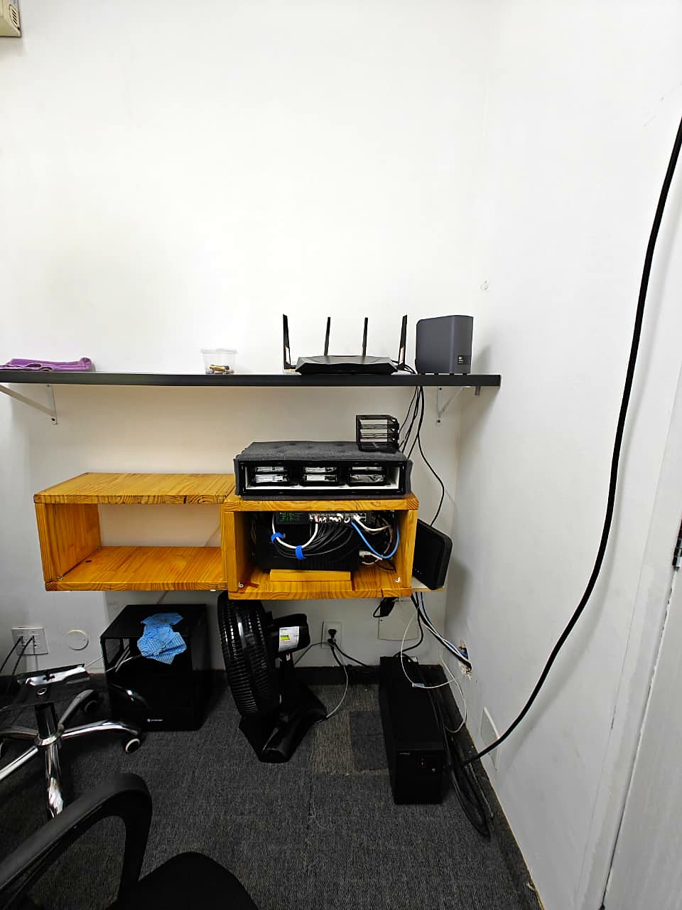 Equipamentos de rede acomodados em prateleiras antes da instalação do rack