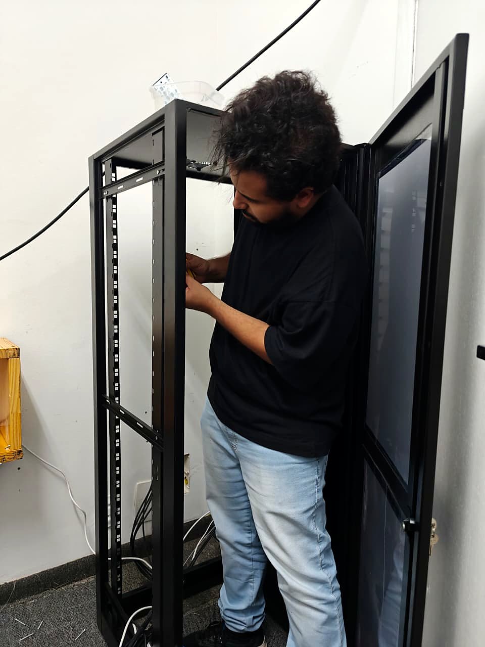 Montagem da estrutura do rack de rede na Engecon Construções