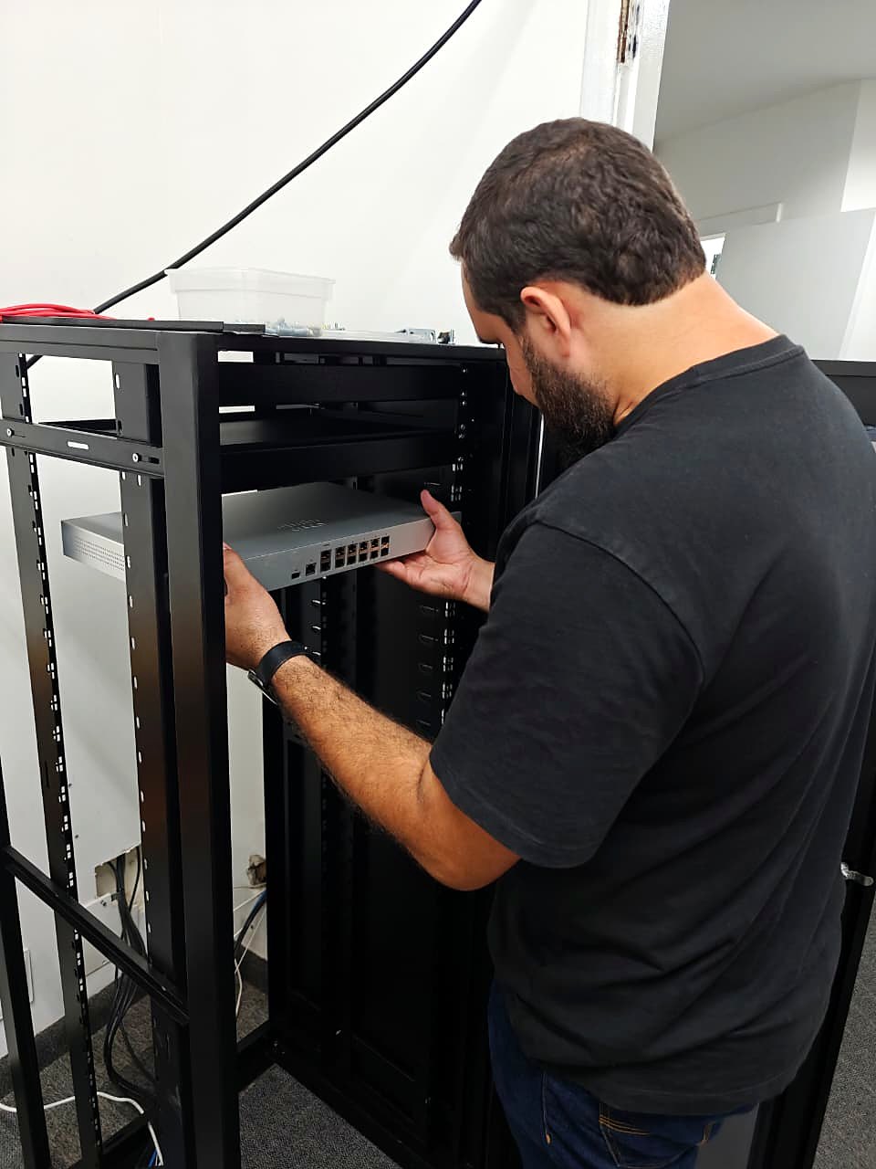 Instalação de equipamento de rede na estrutura do rack
