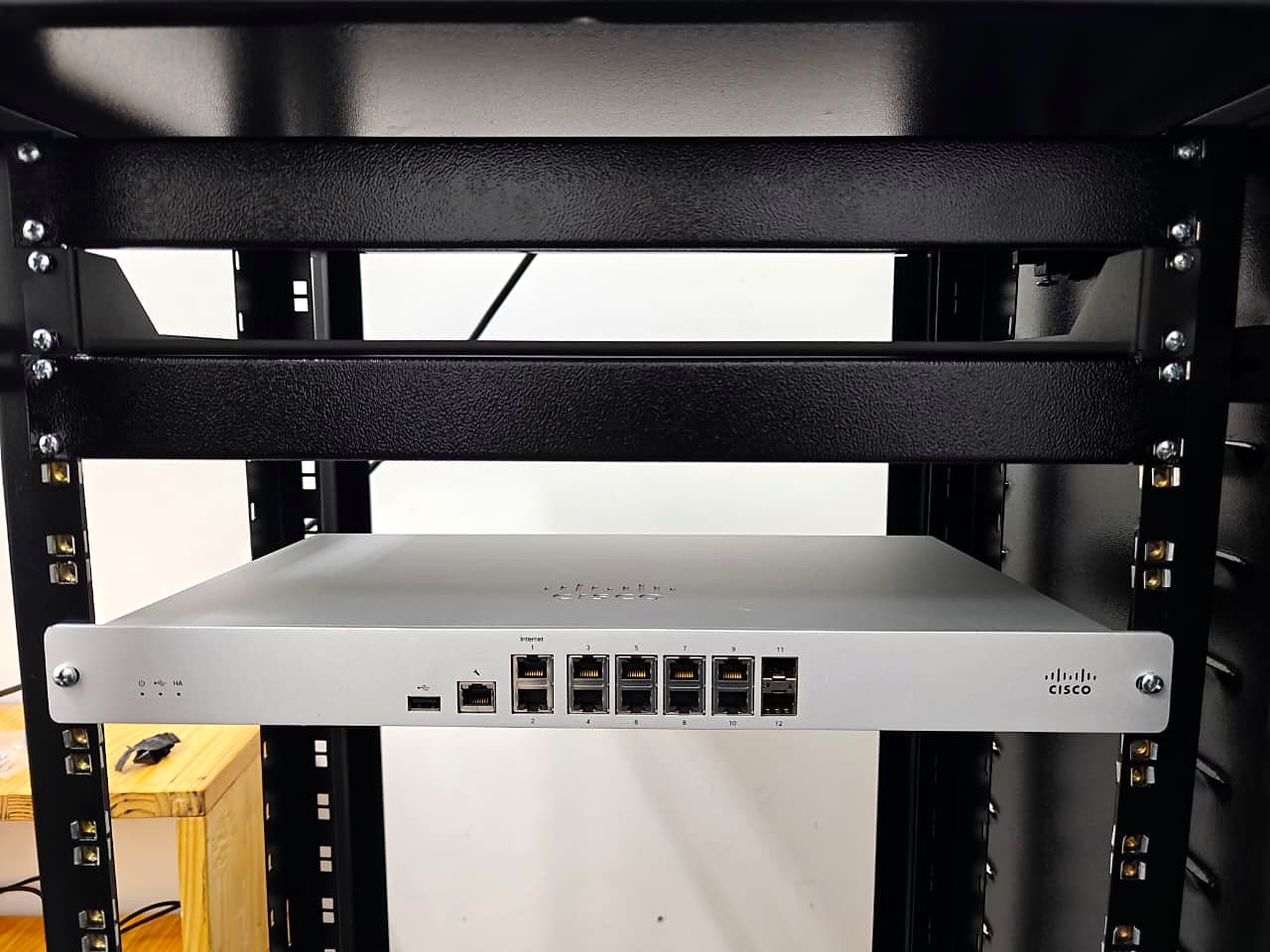 Detalhe do firewall instalado no rack de rede