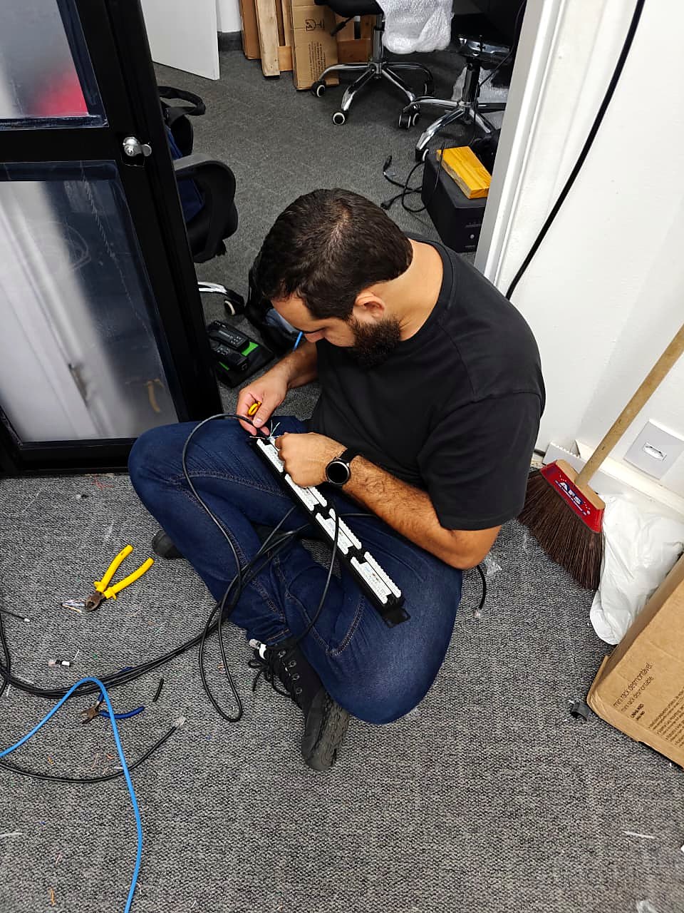 Preparação do patch panel e conexão do cabeamento durante a montagem