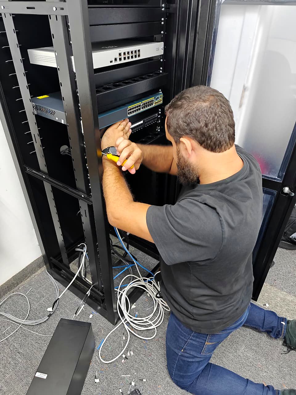 Fixação do patch panel no rack com cabeamento em instalação
