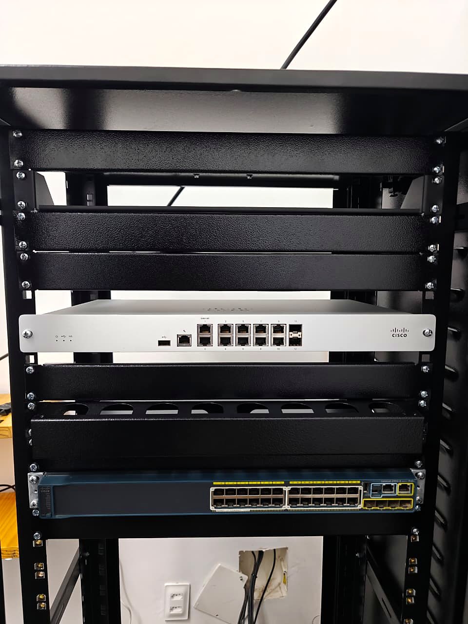 Vista frontal do rack com firewall e switch gerenciável instalados na Engecon Construções