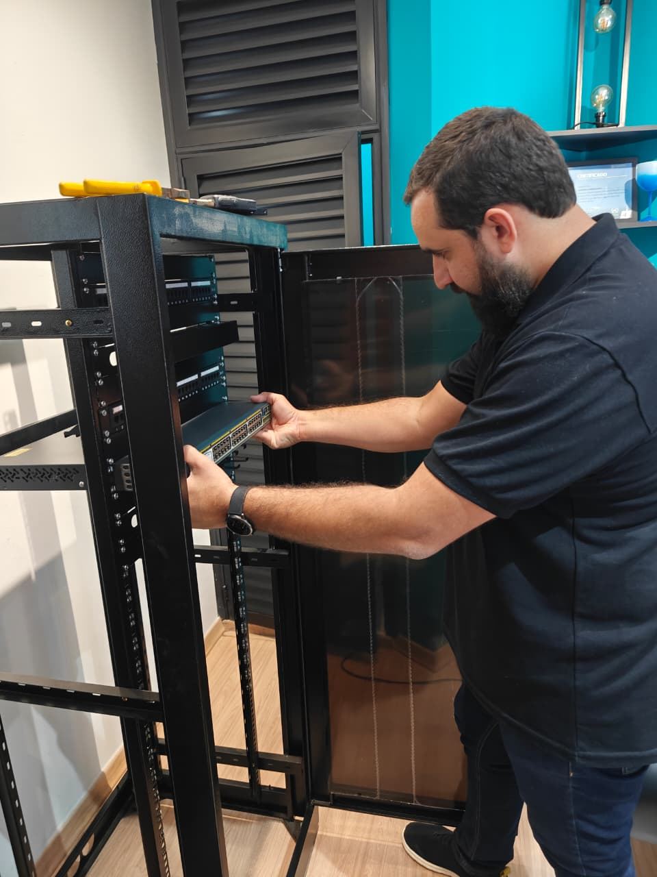 Instalação do switch no rack de rede da Enterprise Contabilidade