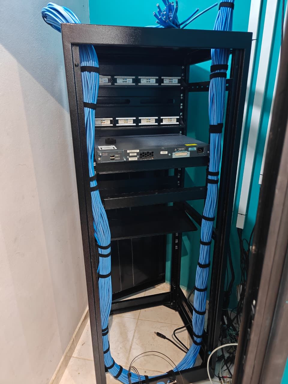 Rack com cabeamento estruturado organizado nas laterais