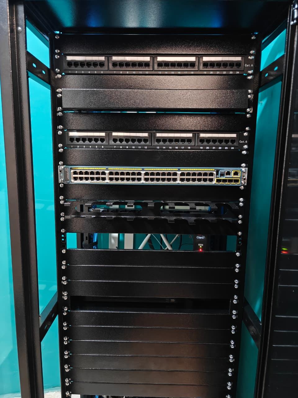 Vista frontal do rack montado com patch panels e organizadores