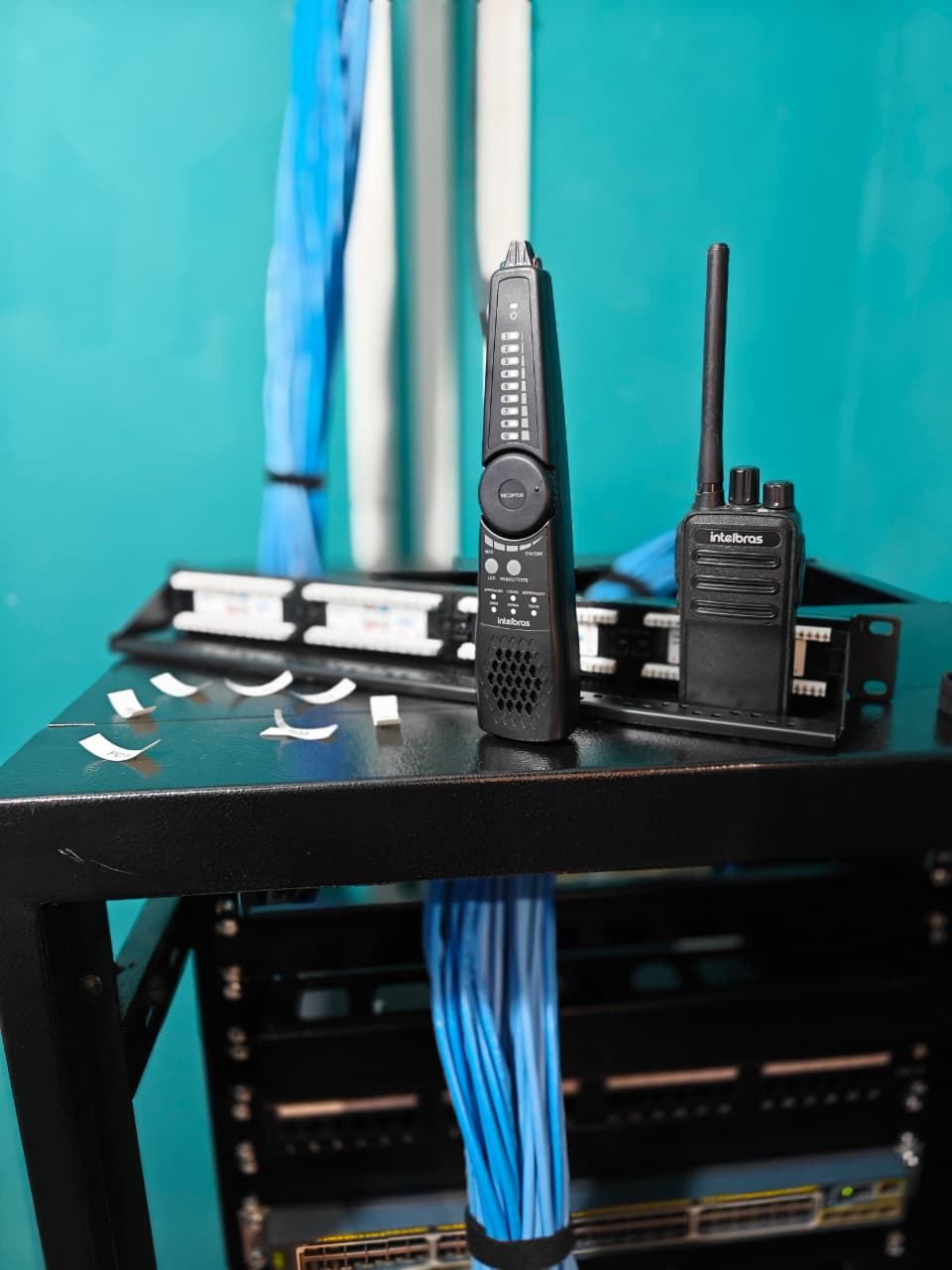Equipamentos de teste dos pontos de rede sobre o rack