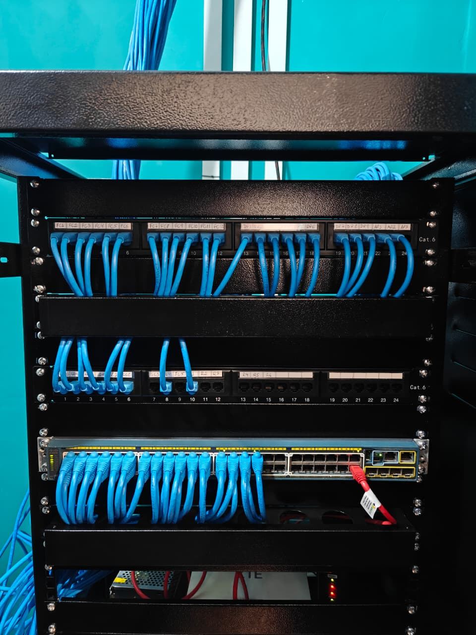 Rack finalizado com patch cords azuis organizados e conectados