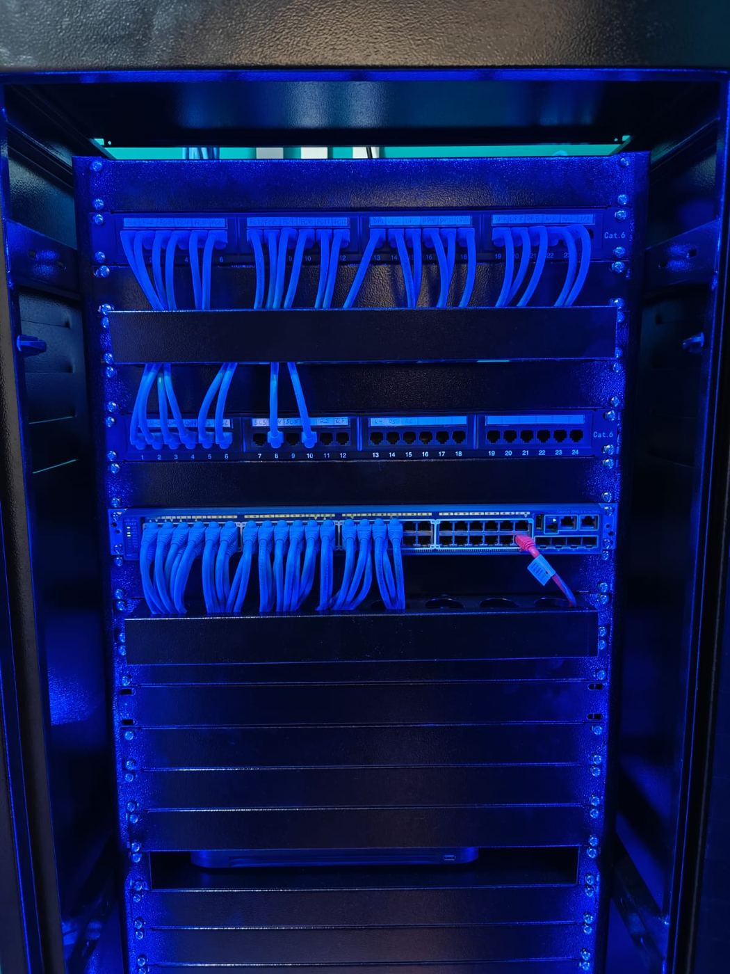 Rack de rede finalizado com iluminação LED azul na Enterprise Contabilidade